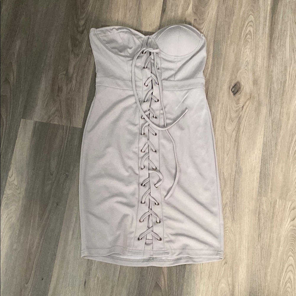 Elegant Strapless Lace-Up Dress